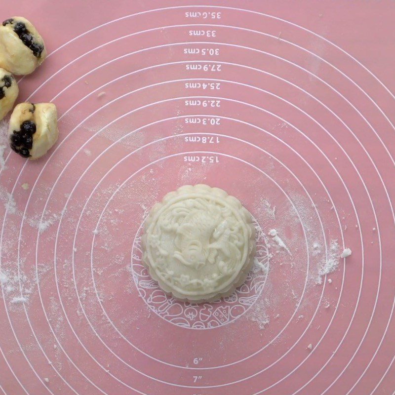 Step 4 Mold the cake for the black sugar tapioca mooncake