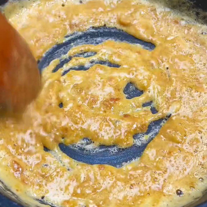 Step 4 Making salted egg sauce for crispy fried chicken cartilage