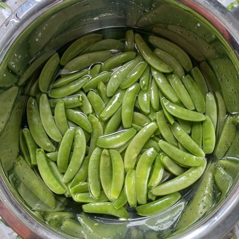 Step 2 Prepare other ingredients Stir-fried peas with meat