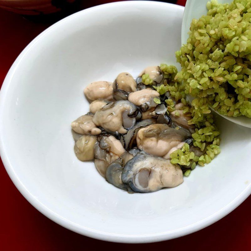 Step 2 Mixing oysters with ingredients Fried oysters with sticky rice eggs