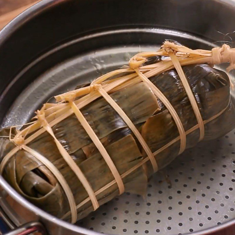 Step 4 Wrapping and steaming pork skin sausage with green chili