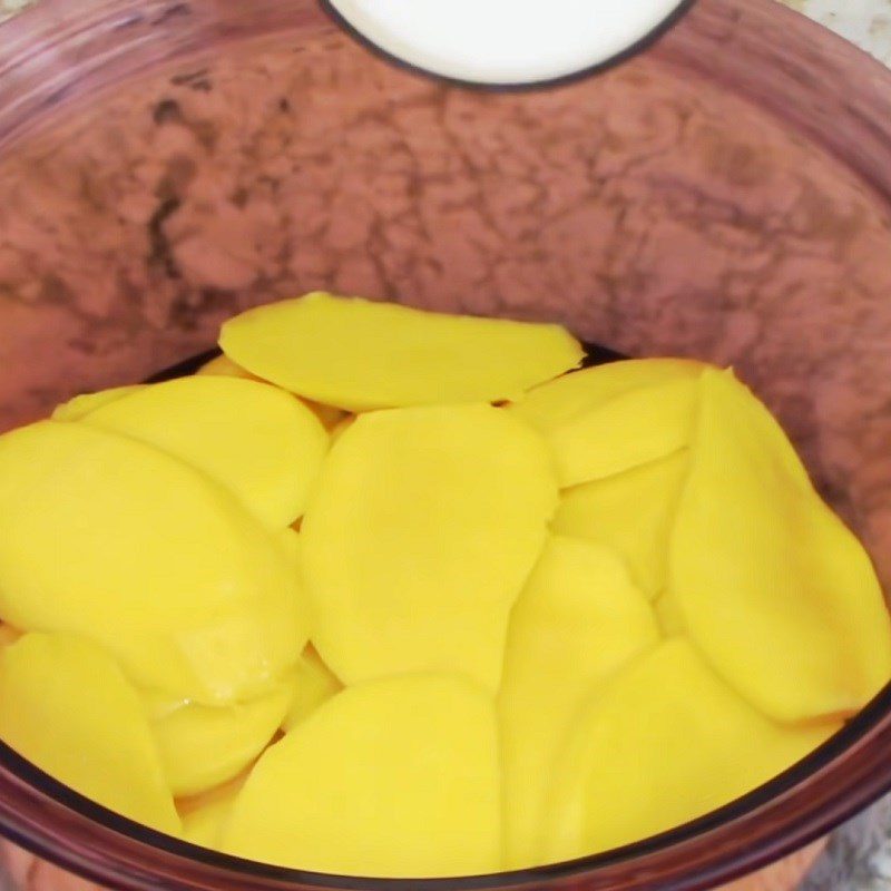 Step 2 Simmer the mango with sugar Dried mango using an oven
