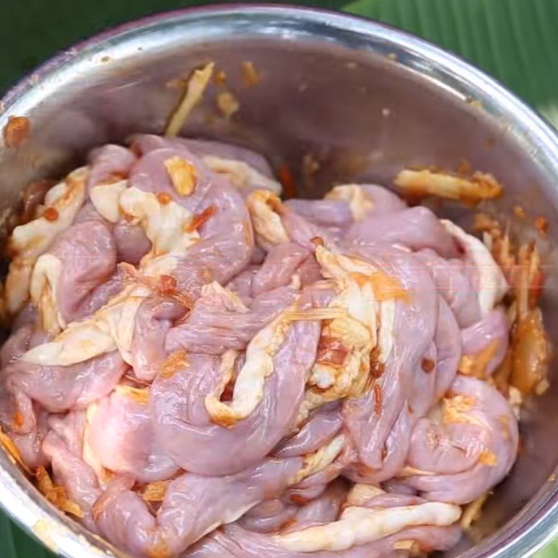 Step 2 Marinate the beef intestines for Grilled Beef Intestines