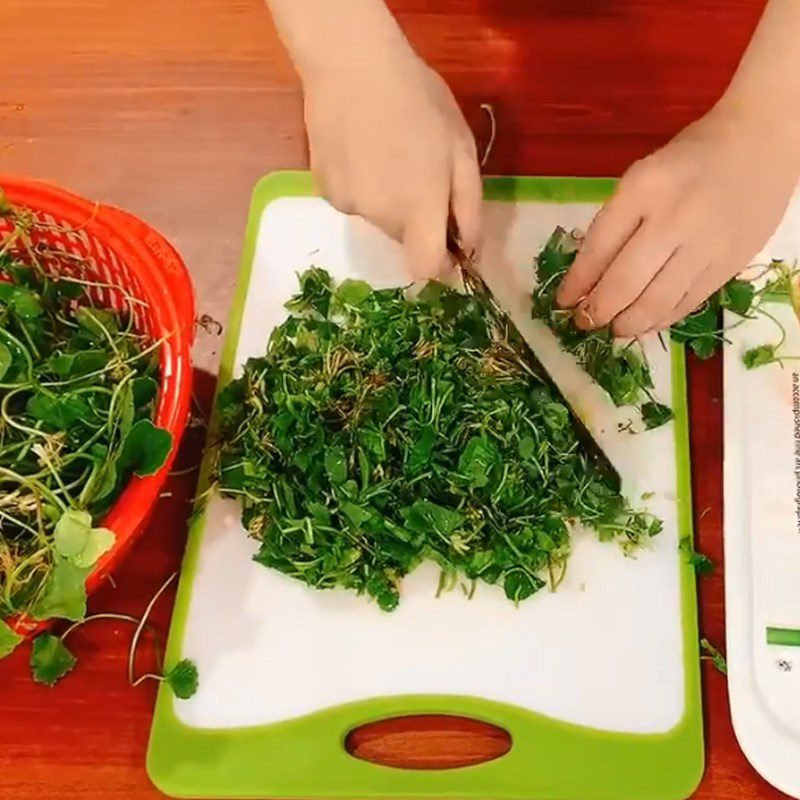 Step 1 Prepare the ingredients for Green Bean with Pennywort using a slow juicer