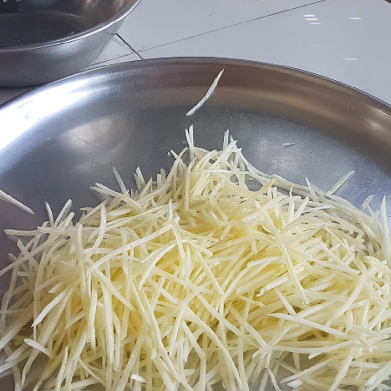 Step 1 Prepare the papaya Papaya soaked in fish sauce