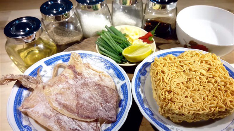 Ingredients for stir-fried fresh squid noodles, stir-fried dried squid noodles