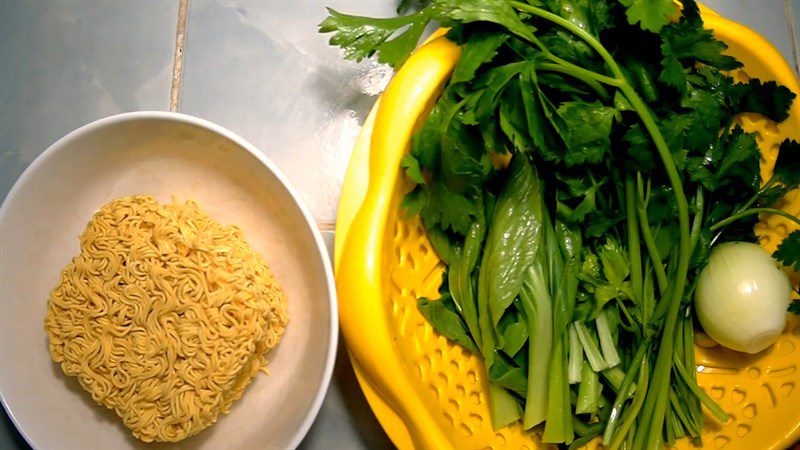 Ingredients for the dish 3 ways to make stir-fried noodles with greens