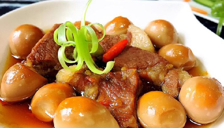 braised pork served with fried banh chung and banh tet