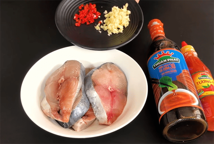 Ingredients for 2 ways to make mackerel fried with fish sauce and crispy with passion fruit sauce