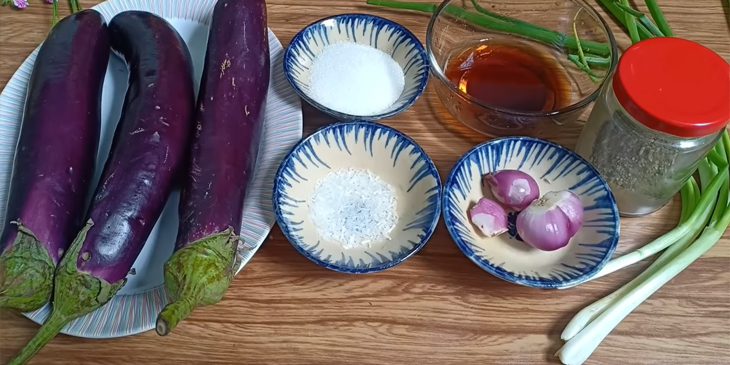 Ingredients for braised eggplant with pepper and chili sauce