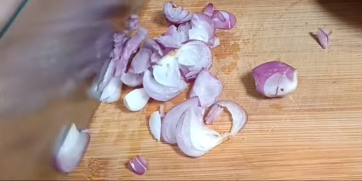 Step 1 Prepare the ingredients for vegetarian eggplant stew