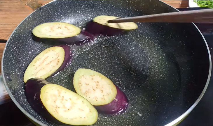 Step 2 Fry the eggplant for vegetarian eggplant stew