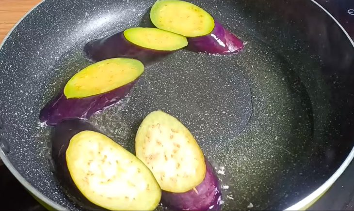 Step 2 Fry the eggplant for vegetarian eggplant stew