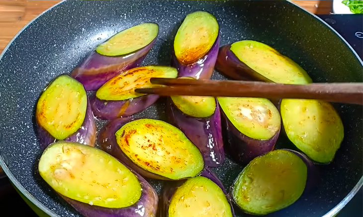 Step 2 Fry the eggplant for vegetarian eggplant stew