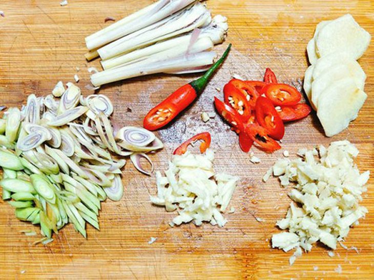 Step 1 Prepare the ingredients Fried chicken feet with tamarind