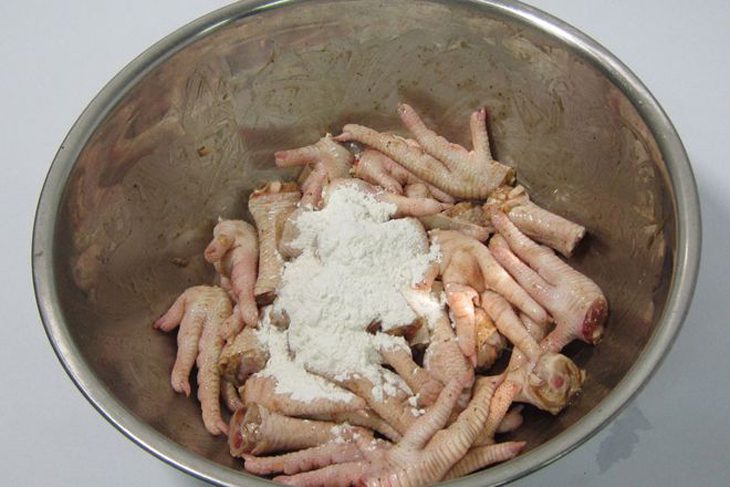 Step 3 Coat with flour and fry the chicken feet Fried chicken feet with tamarind