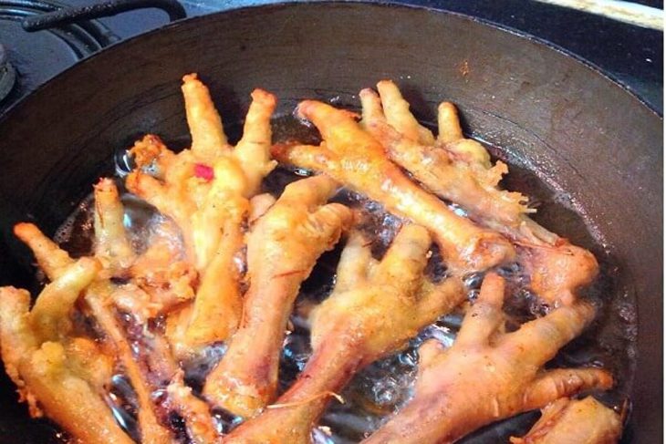 Step 3 Coat with flour and fry the chicken feet Fried chicken feet with tamarind