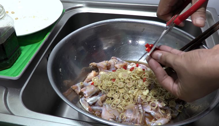 Step 2 Marinate the Frogs for Stir-Fried Frog with Lemongrass and Chili