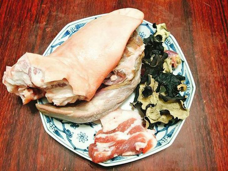 Ingredients for jellied pork (fried gio)