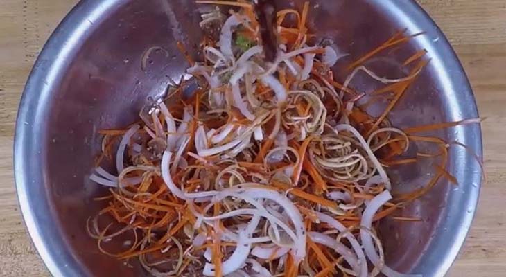 Step 4 Mixing the Salad How to make banana flower duck salad