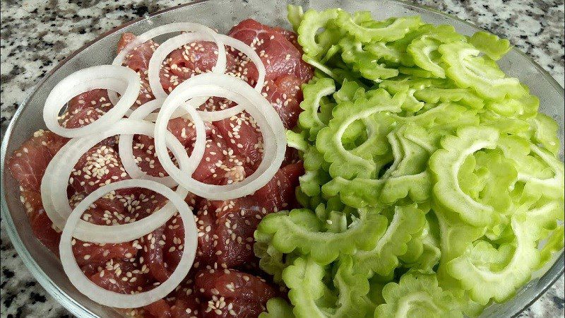 Ingredients for stir-fried bitter melon with eggs, stir-fried bitter melon with beef