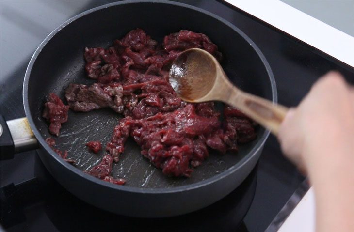 Step 2 Stir-fry bitter melon with beef Bitter Melon Stir-fried with Beef