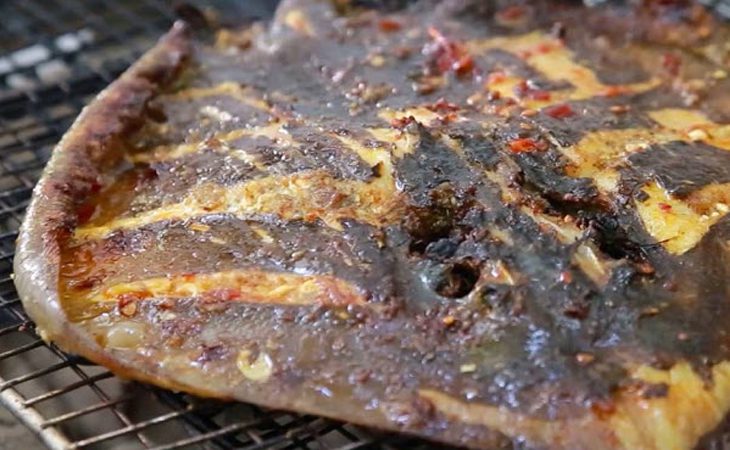 Step 2 Marinate with chili salt and grill stingray Grilled stingray with chili salt