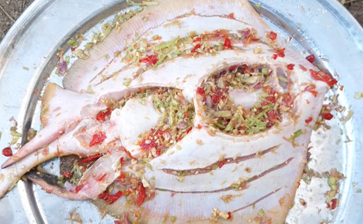 Step 2 Marinate with chili salt and grill stingray Grilled stingray with chili salt