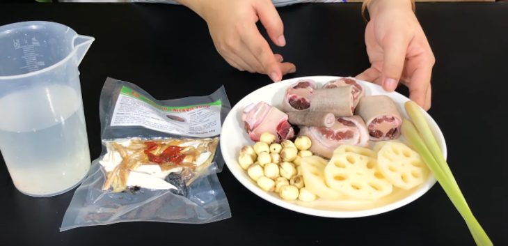 Step 1 Prepare the ingredients for Beef Tail Stewed with Traditional Medicine