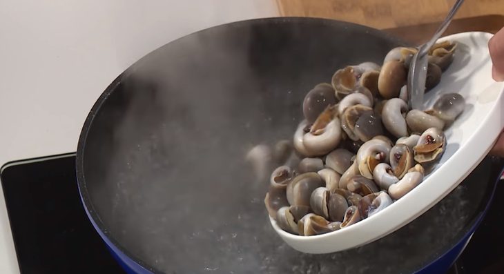 Step 2 Frying pork fat and blanching snails Stir-fried snails with tamarind