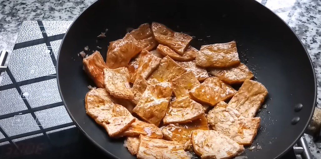 Step 2 Proceed to braise the ribs Vegetarian ribs braised in coconut water