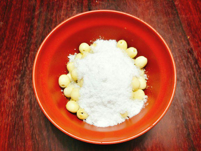 Step 2 Marinating lotus seeds with sugar Dried lotus seed jam