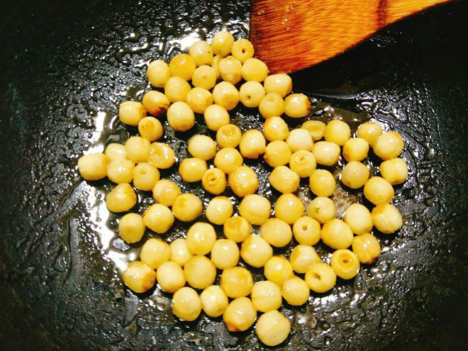 Step 3 Cooking the jam Dried lotus seed jam