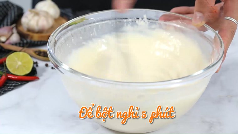 Step 2 Mixing the batter Fried chicken cartilage with garlic butter sauce