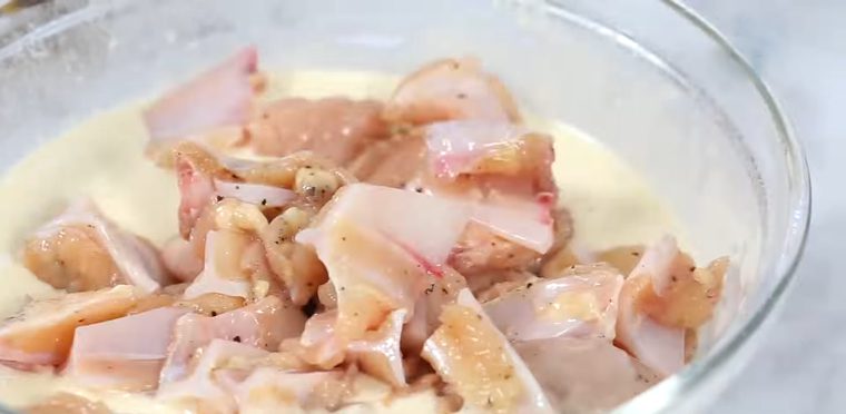 Step 3 Frying the chicken cartilage Fried chicken cartilage with garlic butter sauce