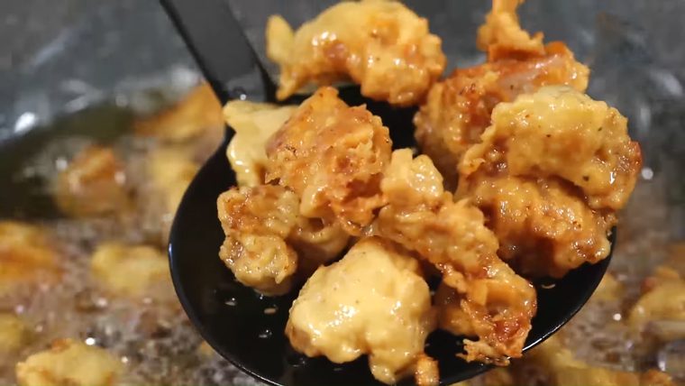 Step 3 Frying the chicken cartilage Fried chicken cartilage with garlic butter sauce