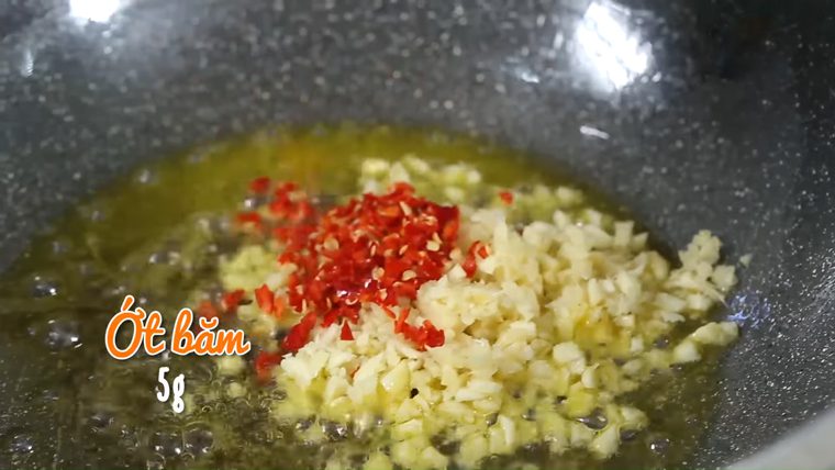 Step 4 Making garlic chili fried chicken cartilage Fried chicken cartilage with garlic butter sauce