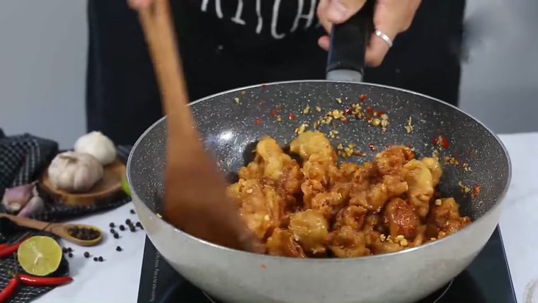 Step 4 Fried chicken cartilage with garlic and chili Fried crispy chicken cartilage with garlic butter sauce