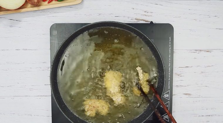 Step 3 Frying meat Fried pork ribs
