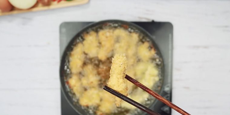 Step 3 Frying meat Fried pork ribs