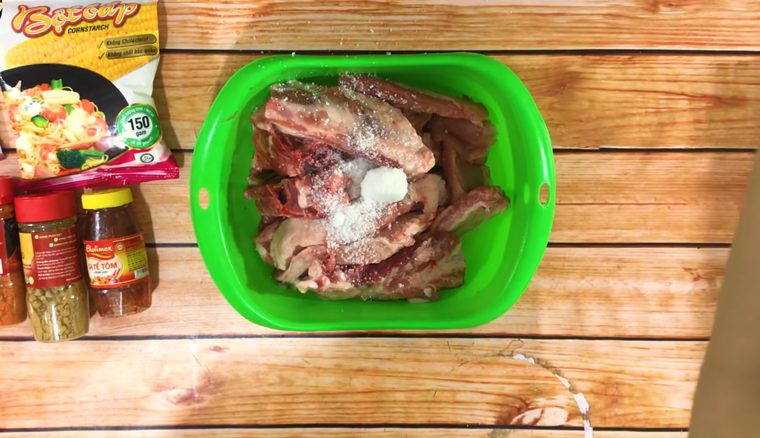Step 1 Prepare the pork ribs for crispy fried ribs