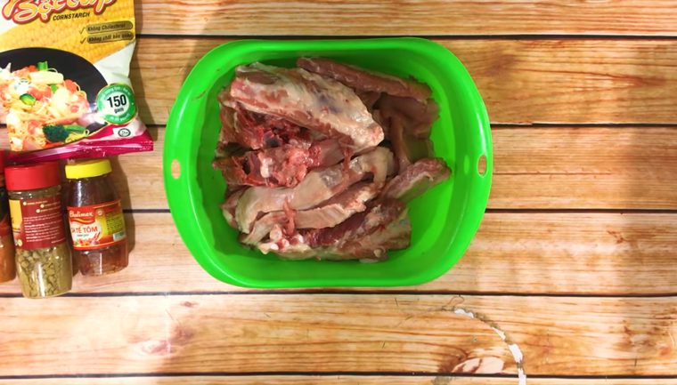 Step 1 Prepare pork ribs Crispy fried ribs