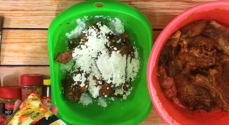 Step 2 Marinate the ribs and dip in flour for crispy fried ribs