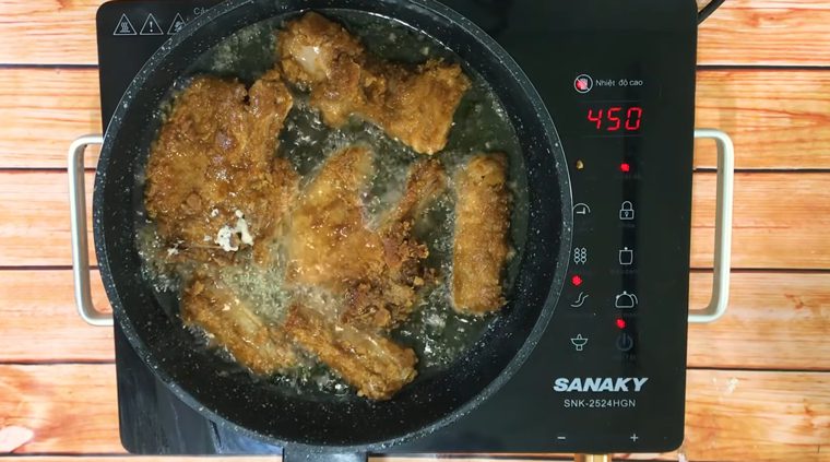 Step 3 Fry the meat for crispy fried ribs