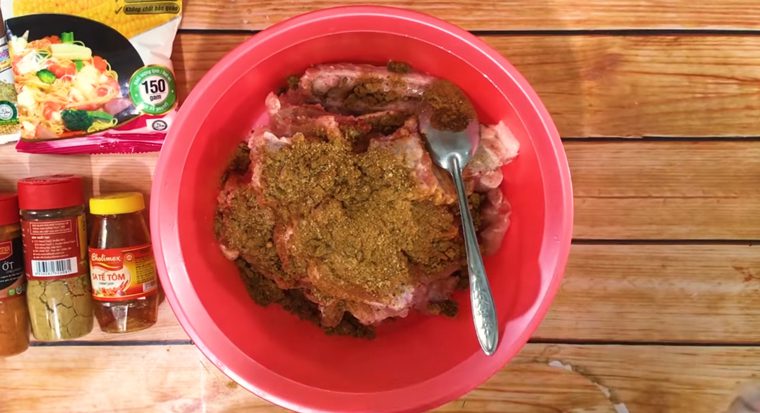 Step 2 Marinate the ribs and coat with flour Crispy fried ribs
