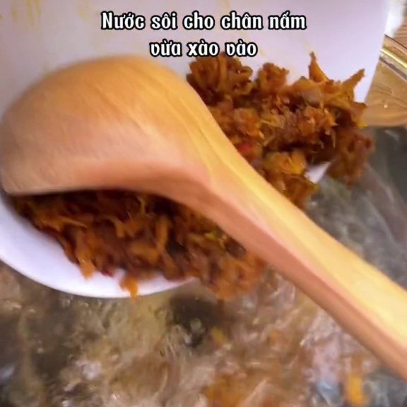 Step 3 Cooking the broth for vegetarian bun ken with shiitake mushrooms