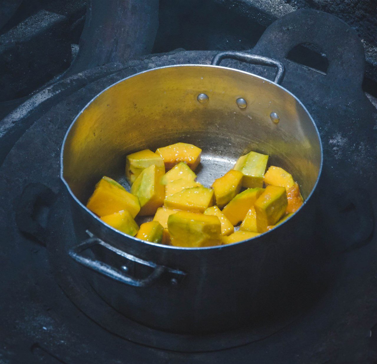 Step 2 Cook the soup for pumpkin straw mushroom soup