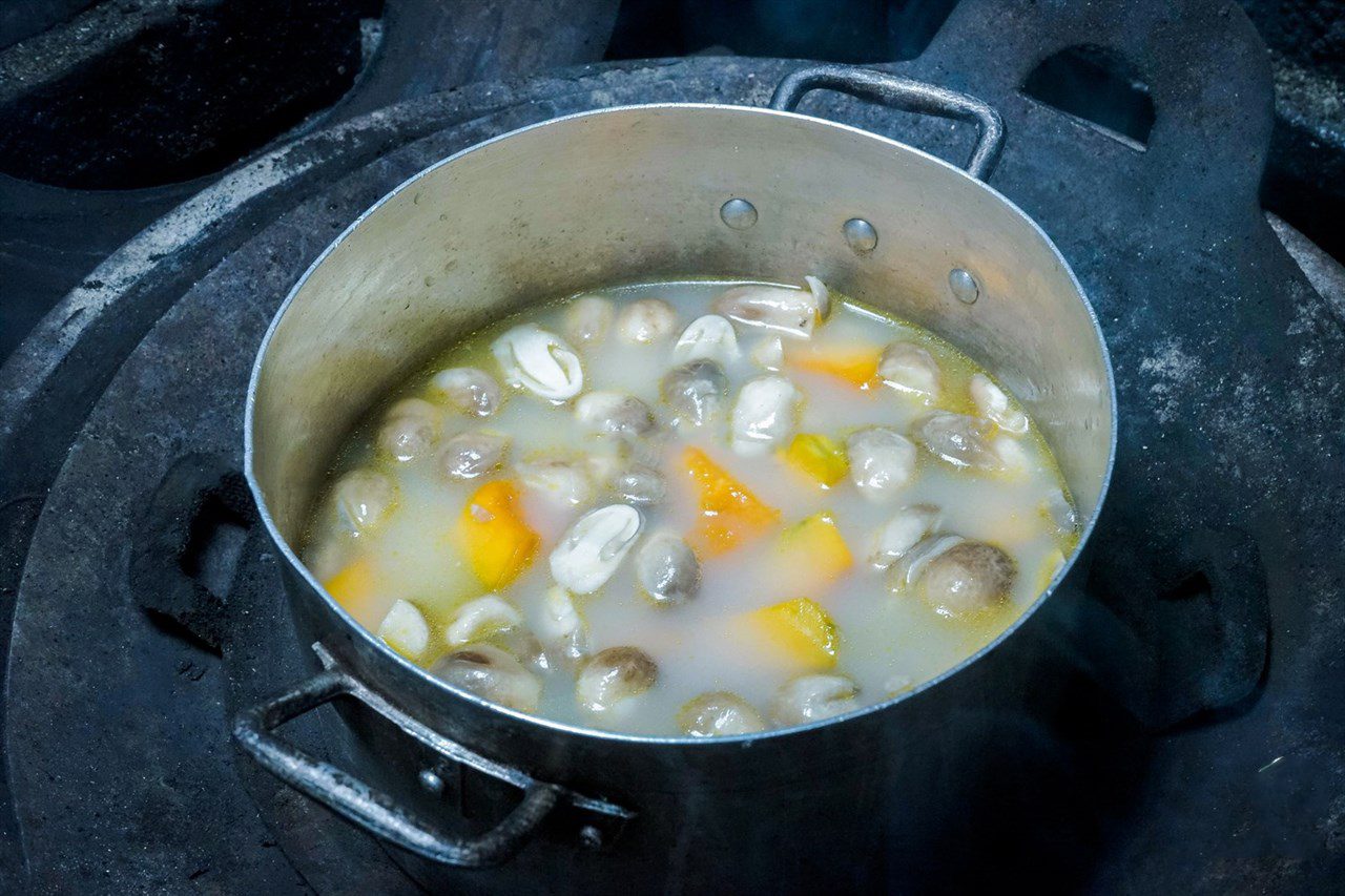 Step 2 Cook the soup for pumpkin straw mushroom soup