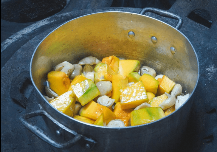 Step 2 Cook the soup for pumpkin straw mushroom soup