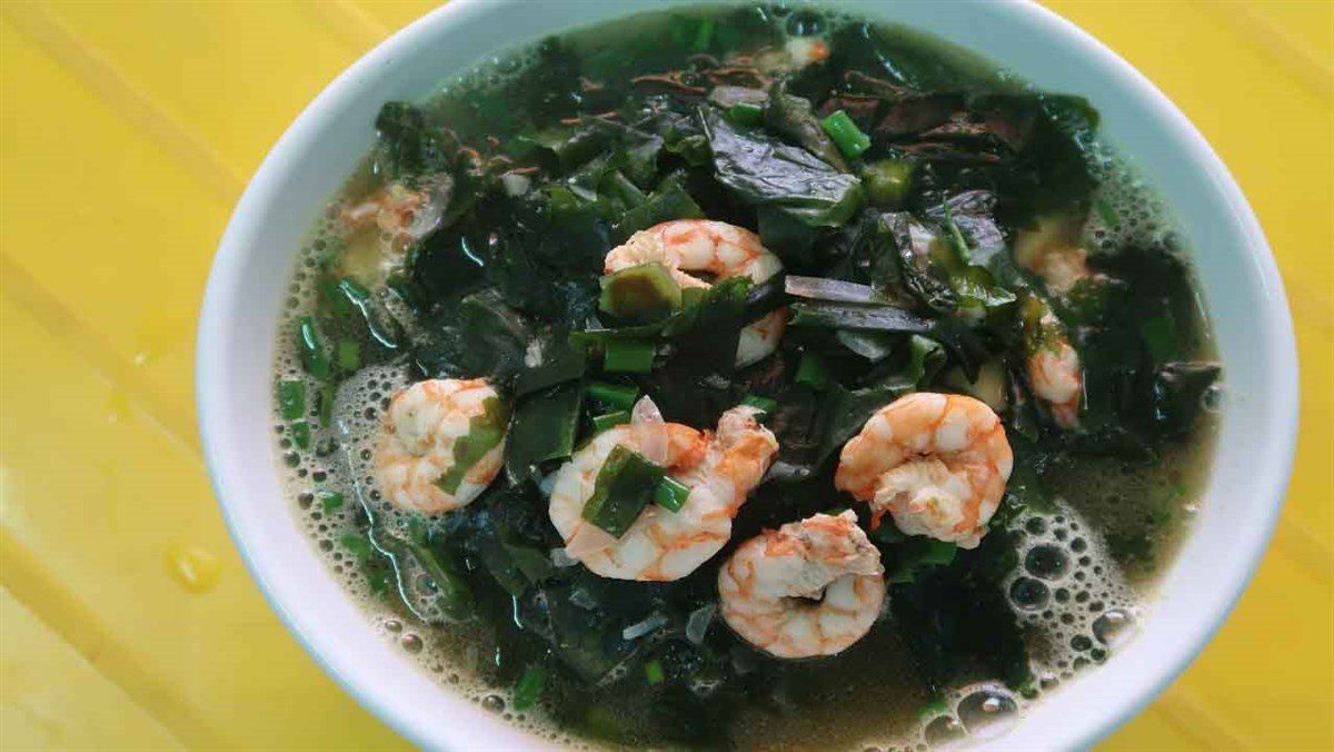 Seaweed soup with fresh shrimp